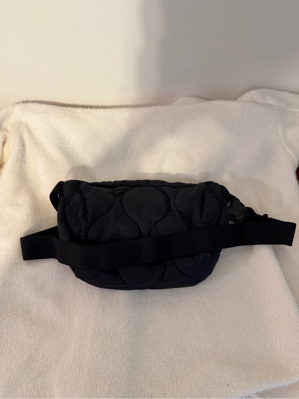 Vera Bradley Women’s Black Quilted Belt Bag - Picture 3 of 6
